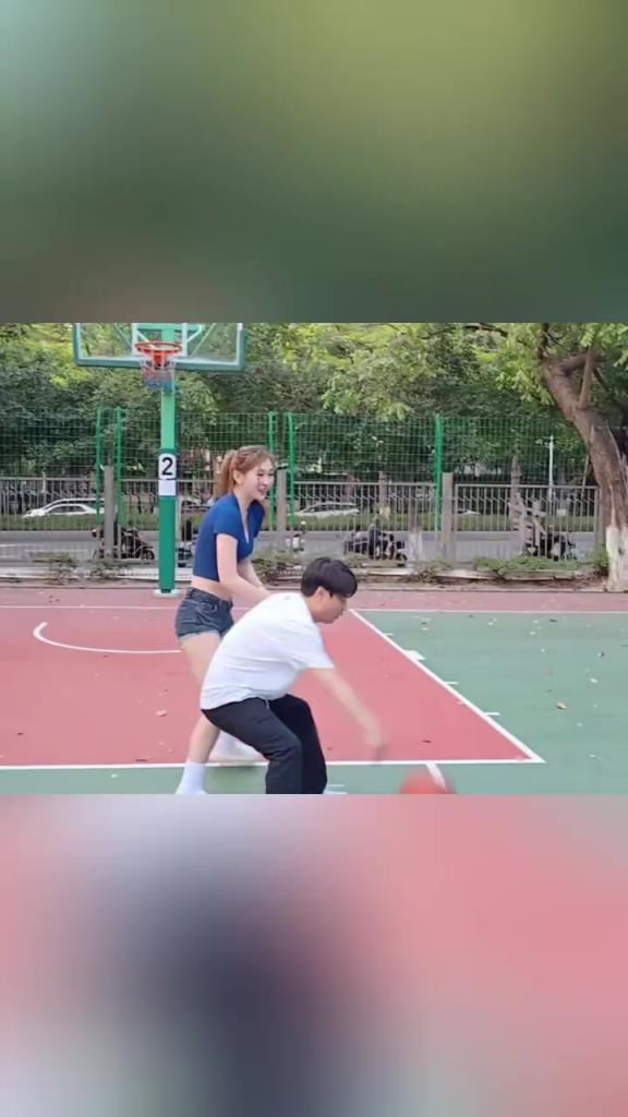 集夢會長背打一米8的女生，這是真打球??！