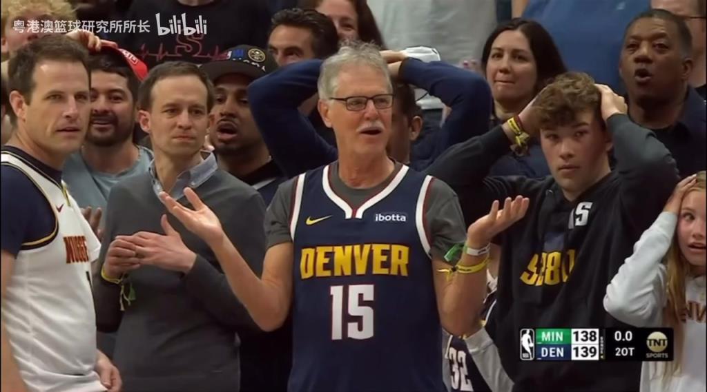 導(dǎo)火索？回顧此前掘金對陣森林狼，威少送出三分犯規(guī)后的眾生相！