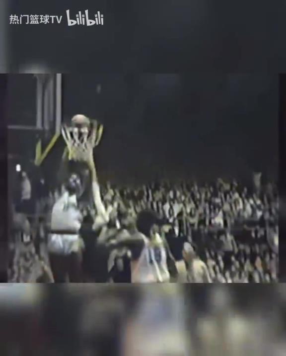 這是怪物嗎？張伯倫高中時(shí)期是怎么打球的？校園里的明星！