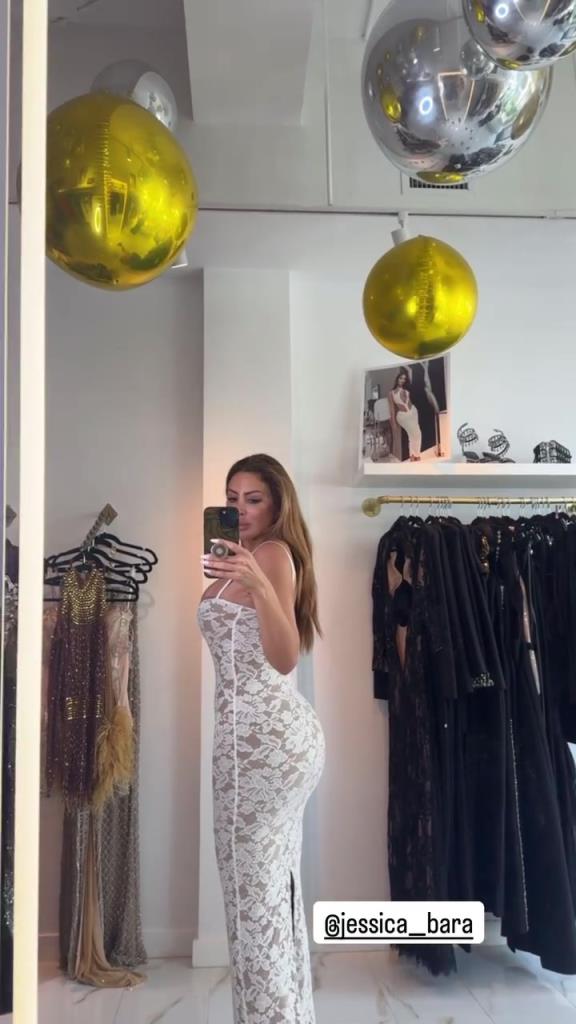 徐娘半老！皮蓬前妻穿吊帶裙自拍，這身材也太炸裂了！