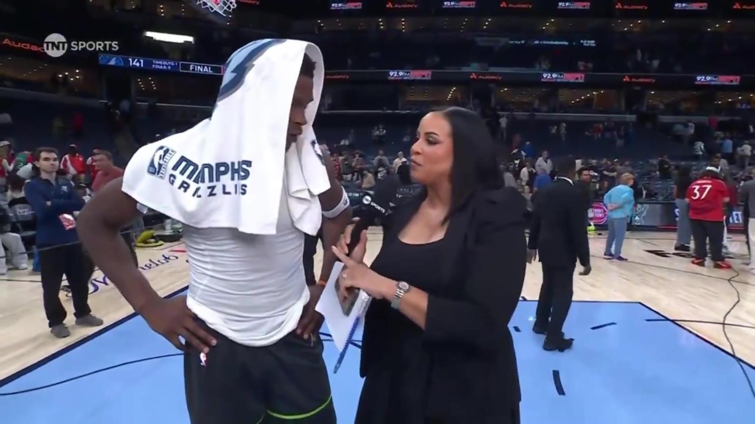 華子賽后接受一位豐滿女記者的采訪！