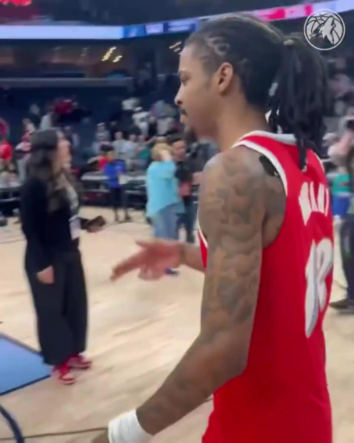 笑死！莫蘭特賽后與華子握手，竟然也是比出“手槍”的手勢