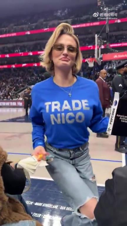 主場不準(zhǔn)球迷打印“解雇Nico”標(biāo)語，女球迷就出此下策