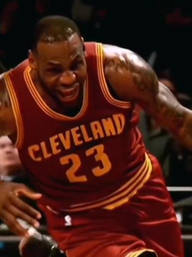 老詹這恐怖的大體格，完美詮釋什么叫“人型坦克”！