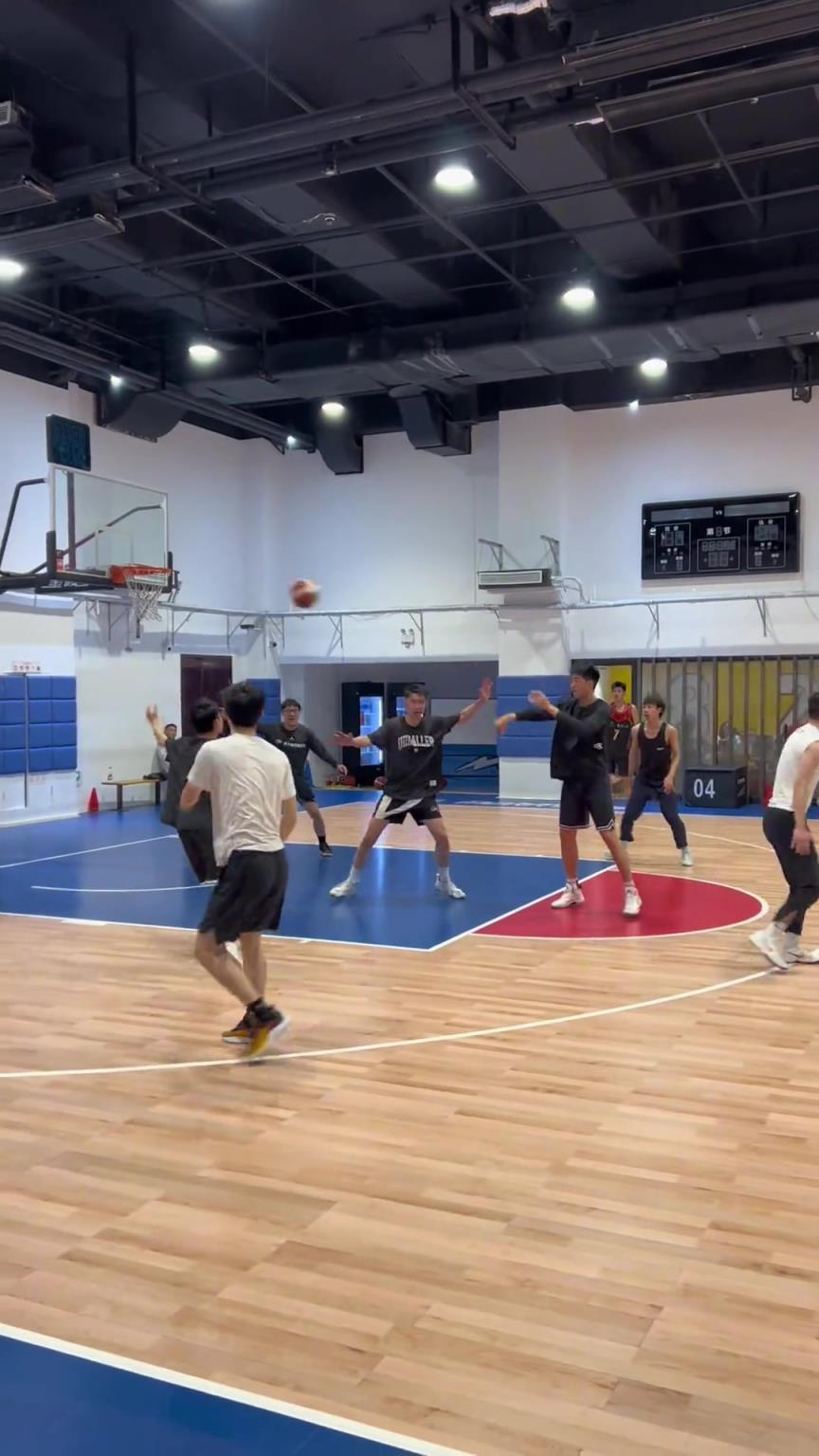 對手回家后：老婆，我今天在野球場匹配到巔峰馬刺隊(duì)了！