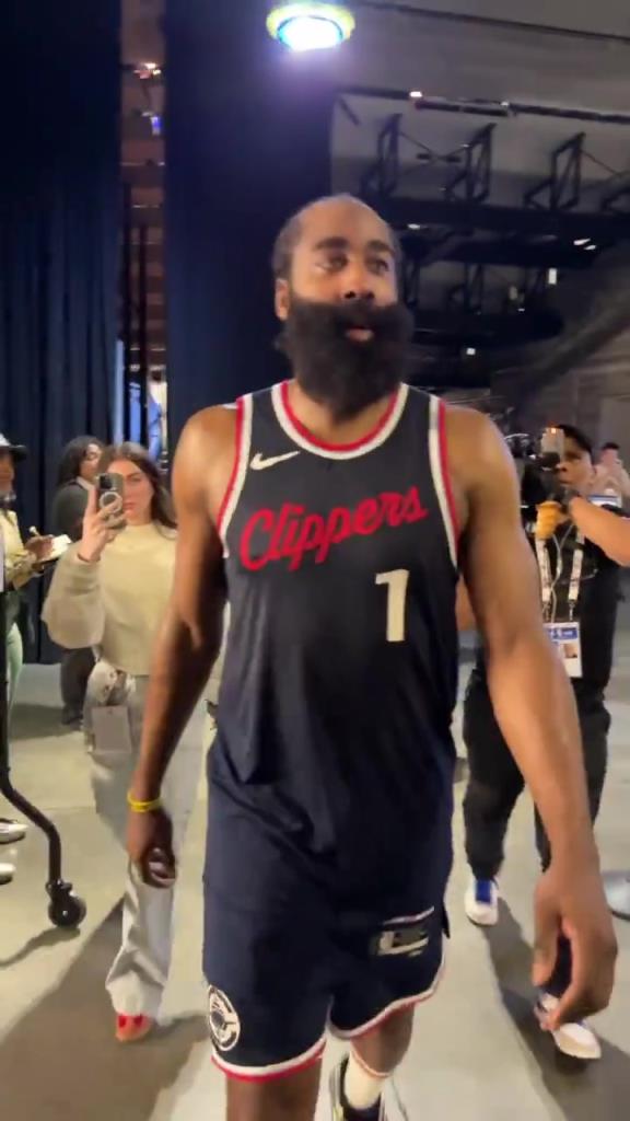 爆砍39分！哈登賽后走入球員通道氣喘吁吁：今天是場艱苦的戰(zhàn)斗