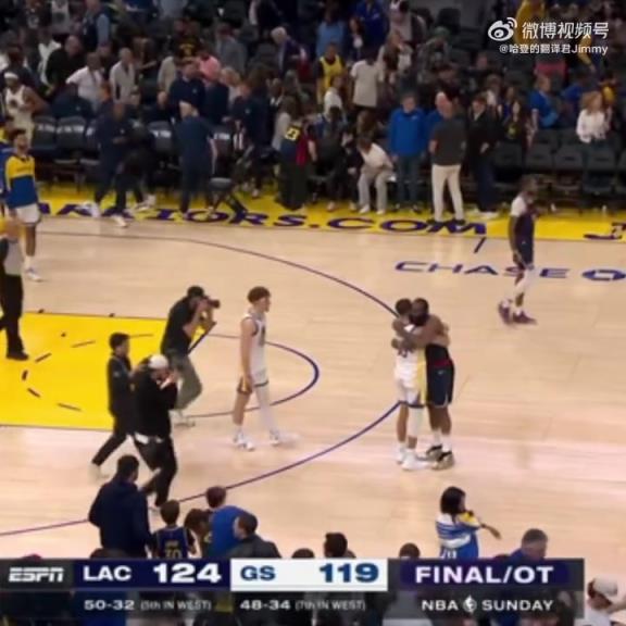 09雙雄傾盡全力！哈登和庫(kù)里賽后第一時(shí)間擁抱在一起