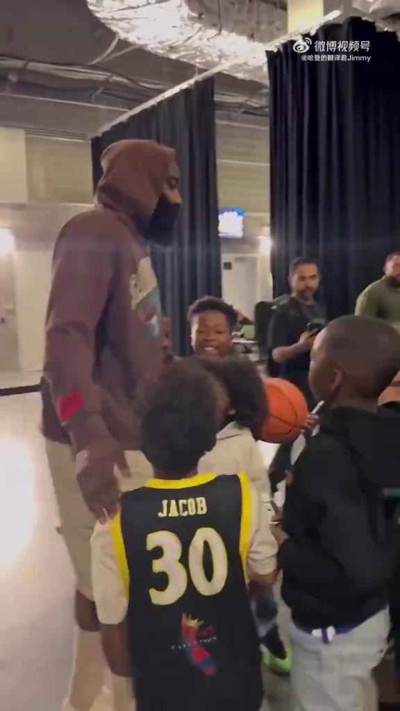 哈登賽后對(duì)小朋友：聽你們家長的話，總有一天你們也會(huì)打進(jìn)NBA