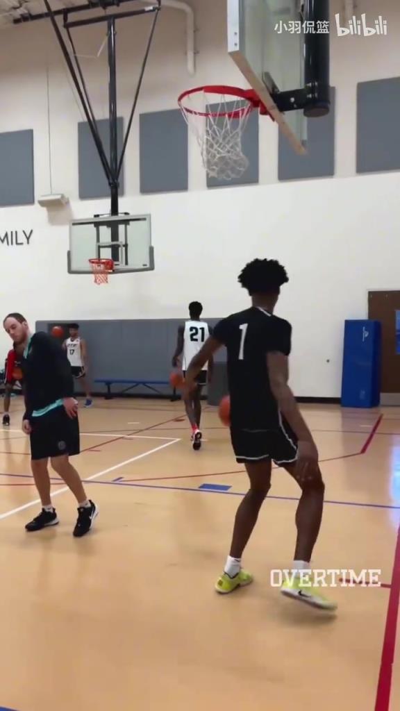 地表最強(qiáng)身體素質(zhì)？阿門扣籃簡直就像直升機(jī)起飛一樣！