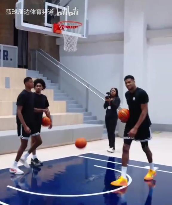 別人能學(xué)得來嗎？名場面：字母哥指導(dǎo)小球員籃下腳步！