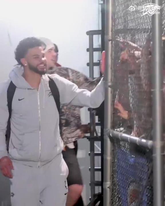 68勝歷史第五傲人戰(zhàn)績！雷霆全員回到OKC，當(dāng)?shù)厍蛎詿崆榻訖C(jī)