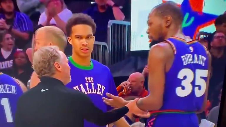 下課導(dǎo)火索？主帥布登此前抓住KD手臂要說什么，被一把甩開！