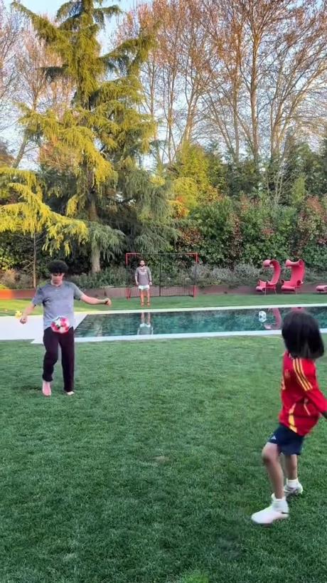 馬塞洛和兒子隔水相傳！大兒子腳法有點東西的！