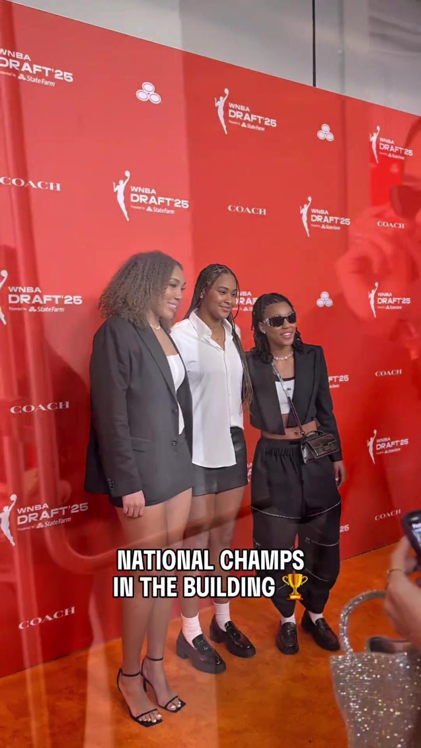 吧友們有喜歡的嗎？WNBA選秀大會(huì)上，到處都有靚麗的風(fēng)景線