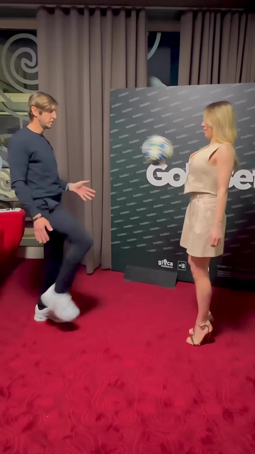 女記者和安布互相顛球有時太豐滿感覺也不好顛球啊~