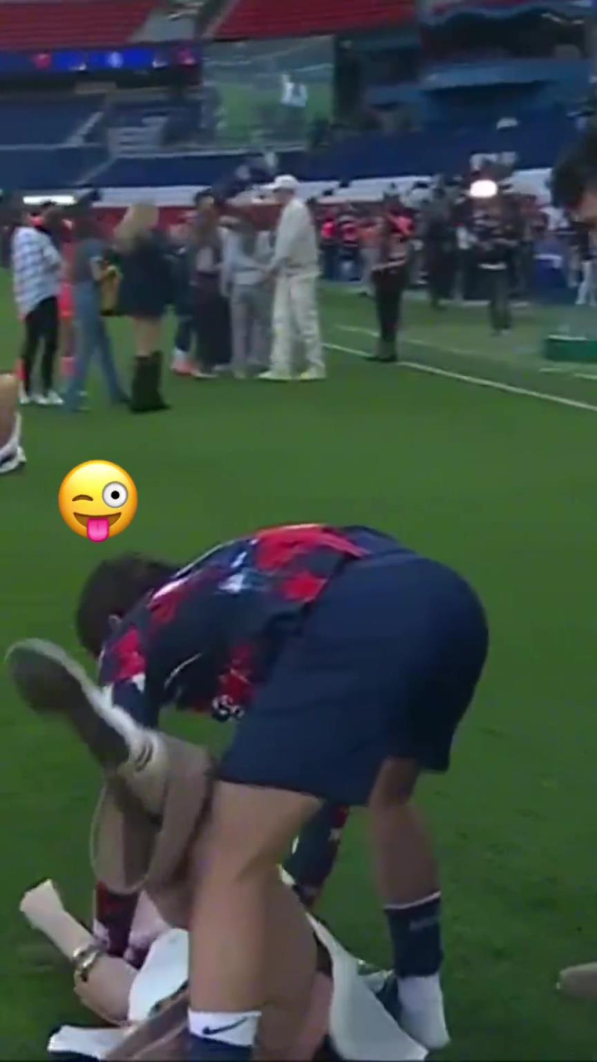 玩這么花??？內(nèi)維斯在家人面前把自己女友按倒在地