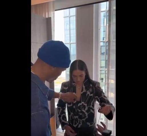 威嫂看到要打人的！威少上手幫WNBA妹子整理胸前的衣服
