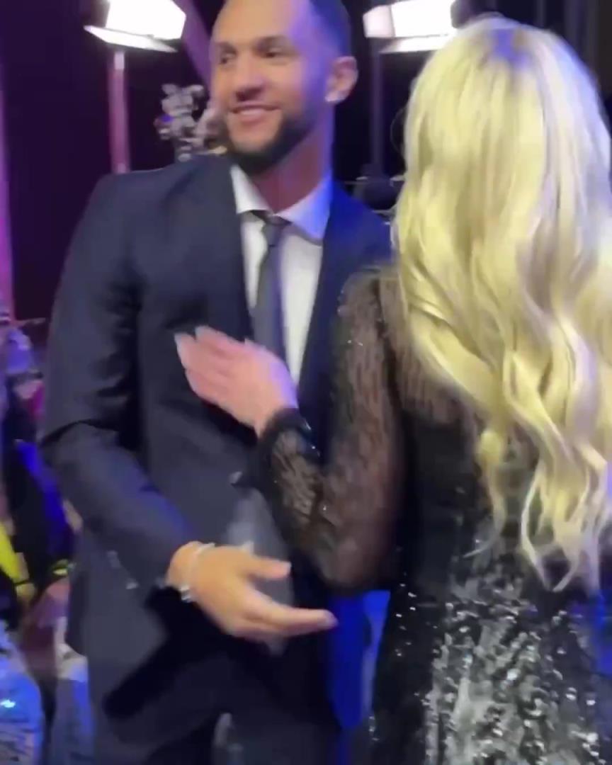 身材姣好！薩格斯的女友海莉被芝加哥天空選中！兩人接吻慶祝