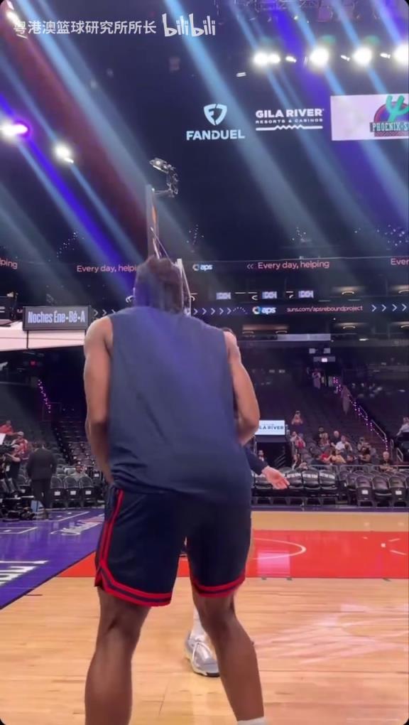 機器人級別的靜態(tài)身體！近距離看小卡的賽前熱身！