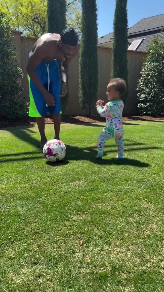 足球要從娃娃抓起！SGA帶娃踢足球，小孩摔倒時鼓掌“嘲笑”！