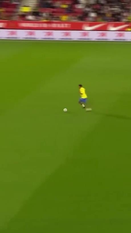 45歲還開(kāi)掛！小羅再現(xiàn)牛尾巴過(guò)人，微笑單挑門(mén)將輕松打進(jìn)